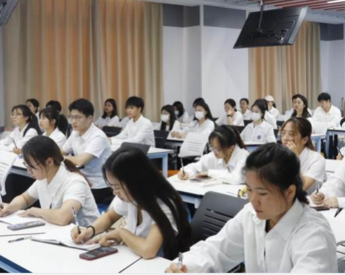 永葆“趕考”的清醒和堅定——經濟管理學院黨總支書記姚堅走進思政課堂講授“開學第一課”