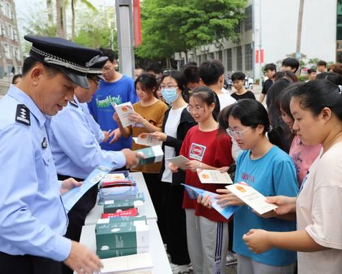 瓊海市公安局反恐大隊到我校開展反恐怖宣傳教育活動