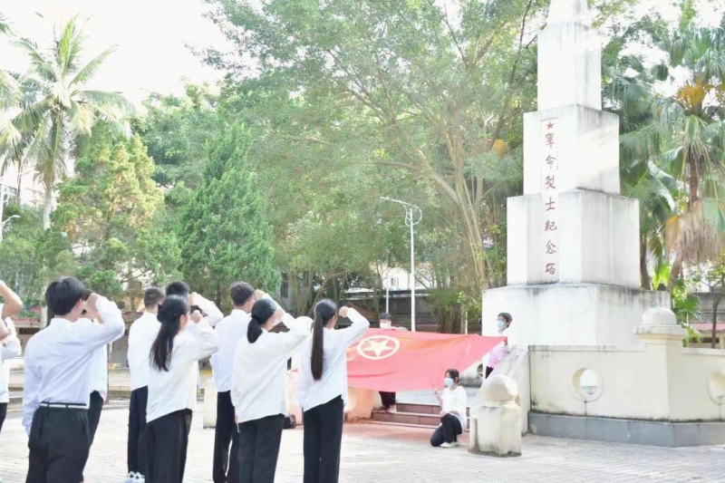 我校舉行慶祝建團100周年主題團日活動暨示范性集中入團儀式
