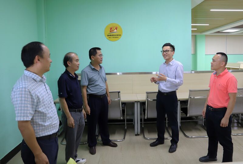 海南就業驛站海軟青年人才就業服務站在我校揭牌
