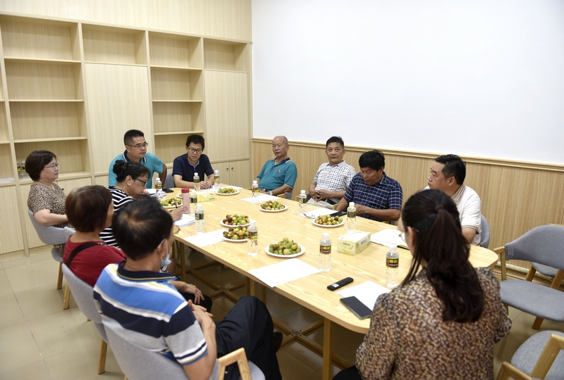 我校召開離退休干部座談會
