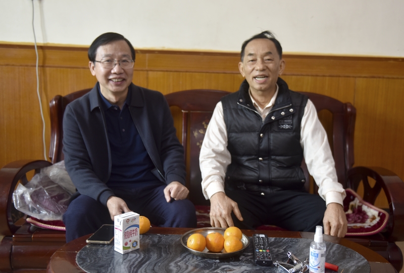 學校領導春節前夕走訪慰問離退休老干部