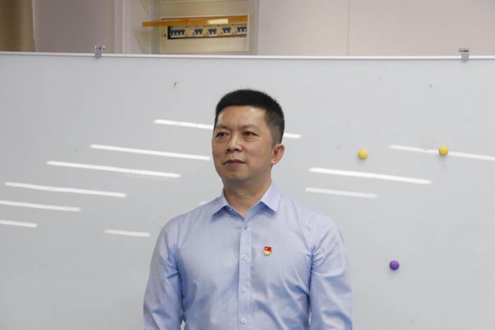 男人穿著襯衫
描述已自動生成