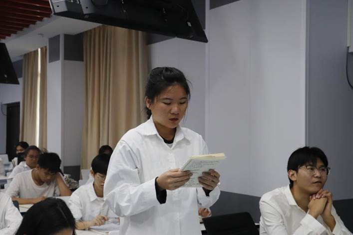 一群人在房間內玩體感游戲
描述已自動生成