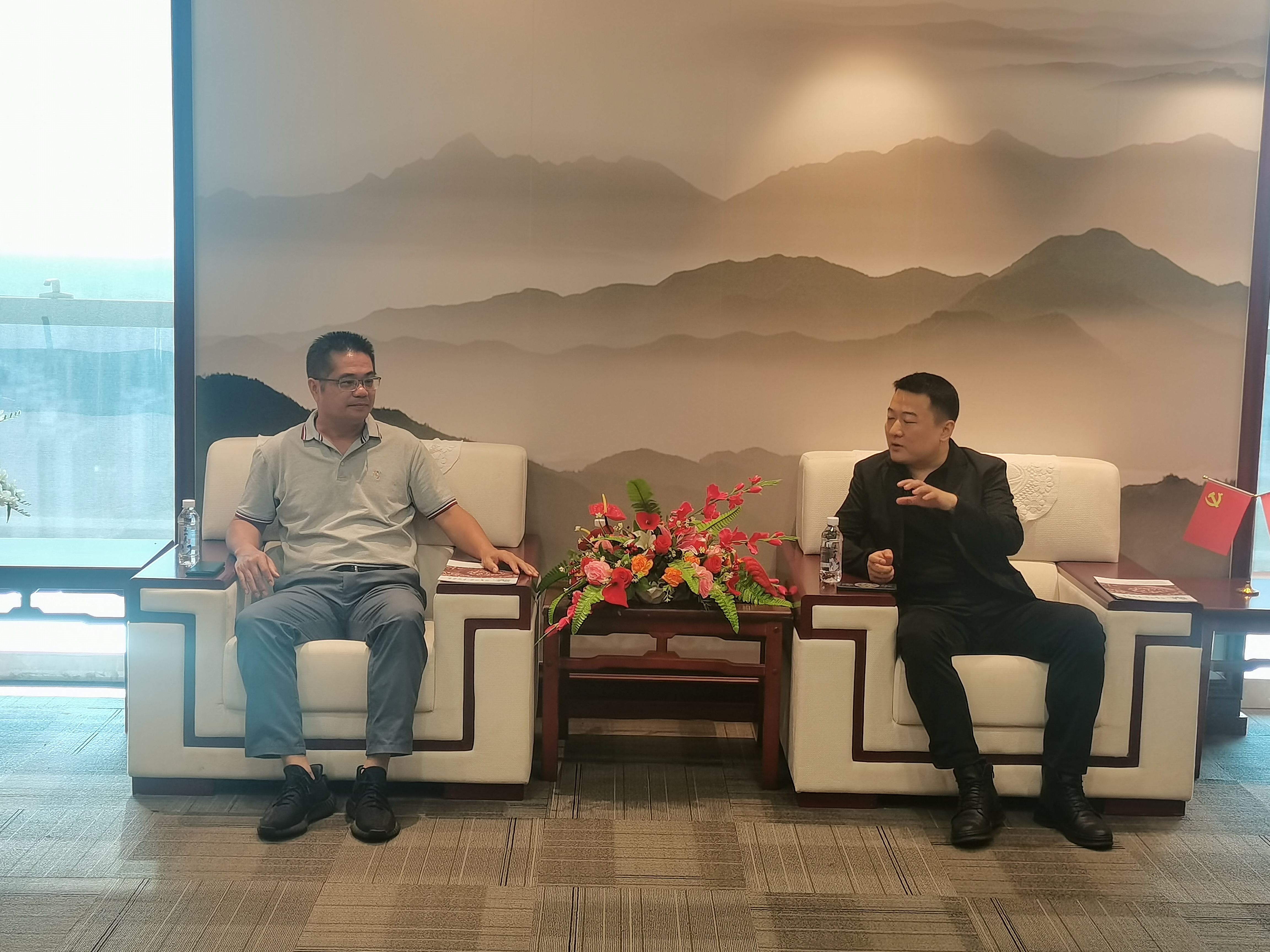 我校黨委副書記劉明鵬帶隊深入企業開展“訪企拓崗促就業”專項行動