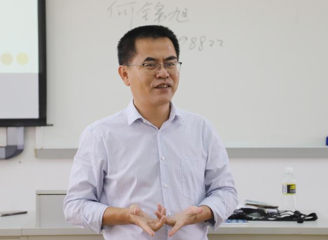 我校副校長何錦旭為新生上思政課