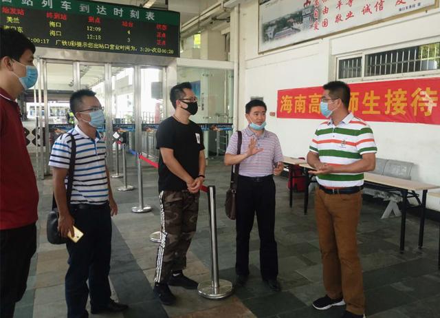 我校副校長劉明鵬檢查指導學生返校接站準備工作