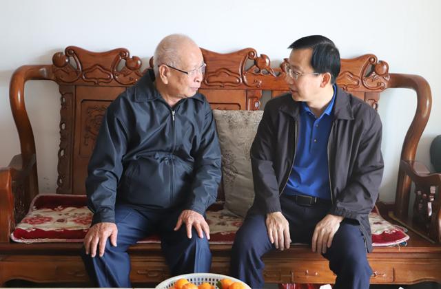 我校領導慰問離退休老同志、困難黨員和教職工