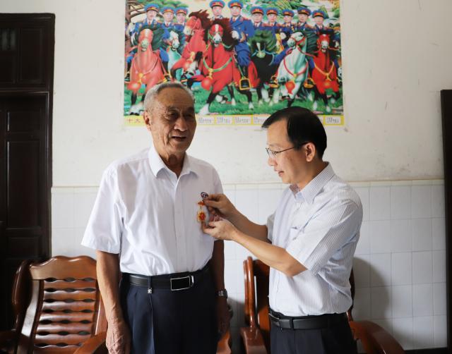 我校2位老同志獲頒“慶祝中華人民共和國成立70周年紀念章”