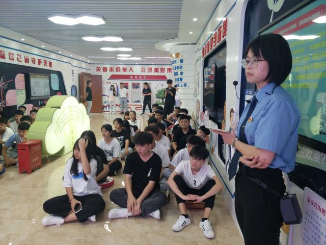 我校組織學生到瓊海市人民檢察院未成年人法治教育基地參觀學習