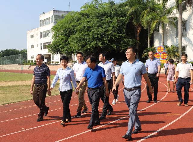 瓊海市委書記何瓊妹蒞臨我校檢查指導開學準備工作