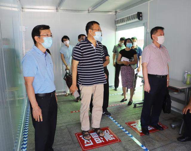 省市督導檢查組來我校督導檢查開學準備工作