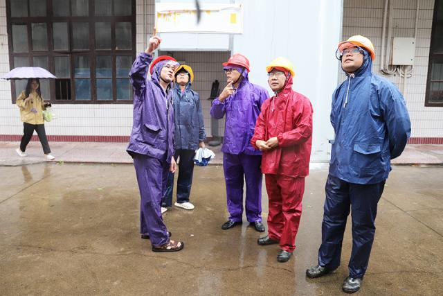 我校領導深入一線檢查指導臺風防御工作
