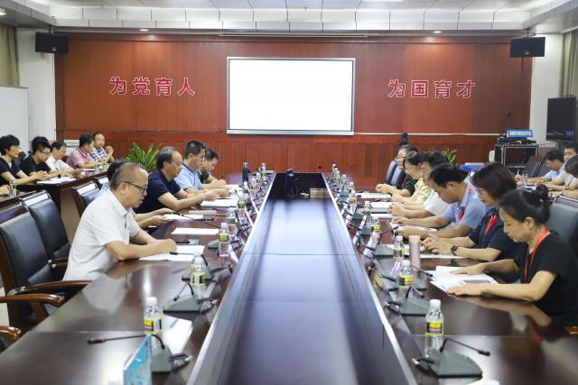 海南省高等學校語言文字規范化達標校驗收組前來我校檢查驗收