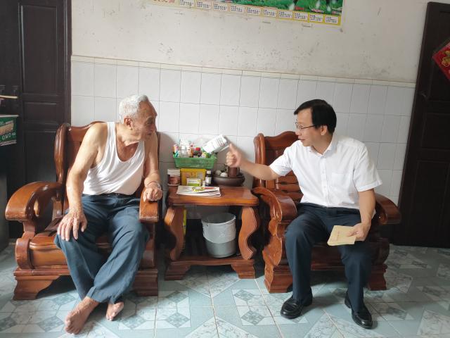 我校開展“七一”走訪慰問活動