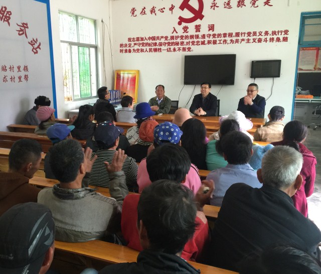 我院副院長桂占吉帶隊赴定點幫扶村開展春節慰問活動