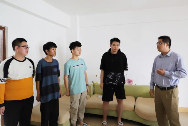 我校領導看望慰問春節留校學生