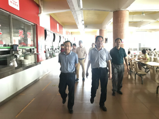 省教育廳副廳長邢孔政一行前來我院檢查指導防臺風工作