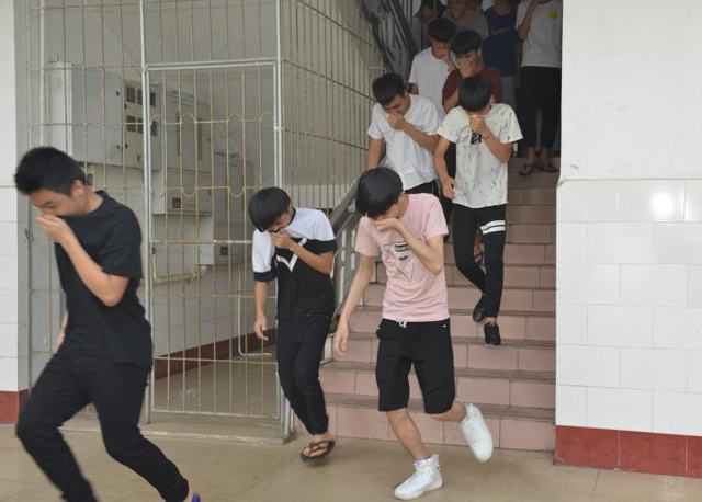 我院黨委副書記、紀委書記符史杭前往易班體驗中心調研指導工作